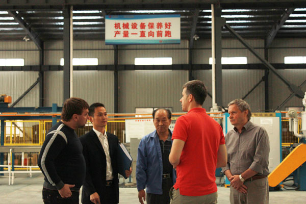 俄羅斯客戶到黄瓜视频免费在线观看集團參觀考察電黄瓜官网入口工廠和電地暖生產線(圖2)